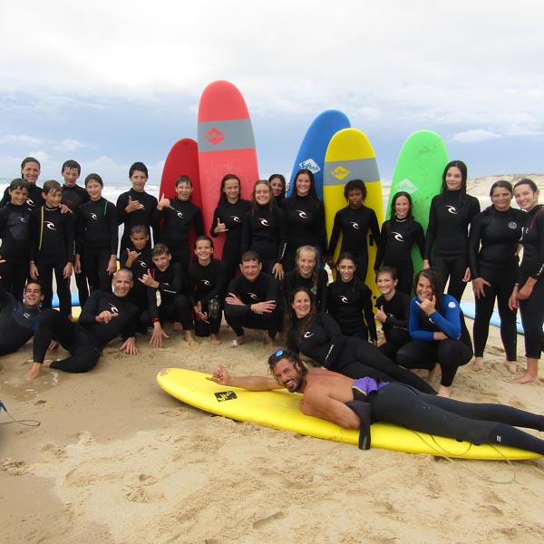 photo de groupe des élèves sur la plage