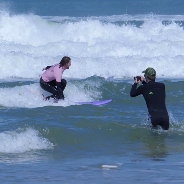 élève surfeur pris en photo