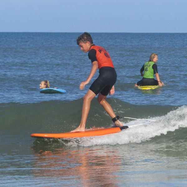 duo de surfeurs débutants sur une vague