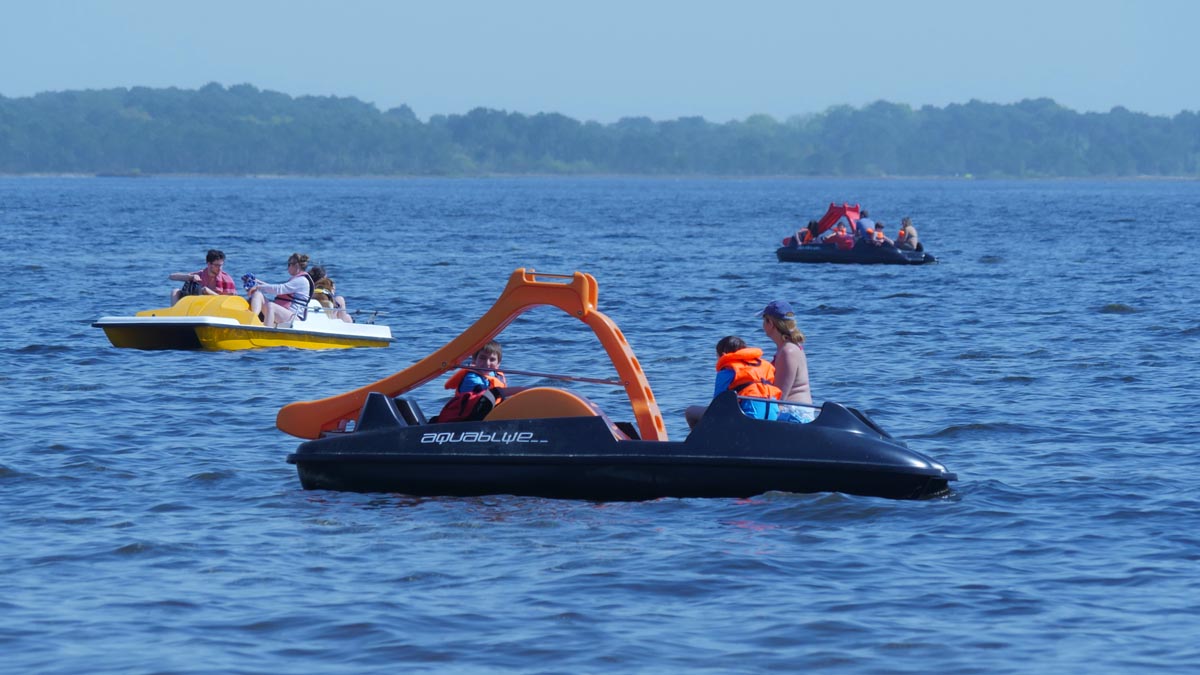 balade en pédalo sur le lac offerte